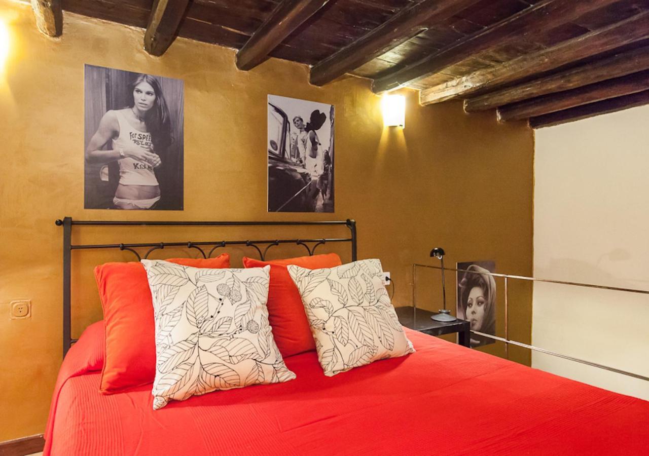 Independent In Trevi Fountain - Spain Square Rome Extérieur photo